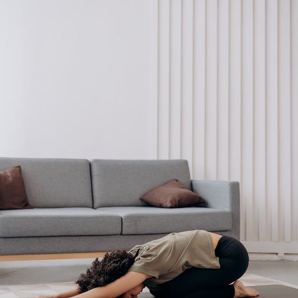 Calendar and yoga mat, symbolizing the creation of a healthy habit.